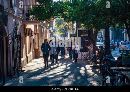 Jerewan, Armenien - 31. Oktober 2019: Menschen und Touristen gehen auf der Abovyan Straße in der Innenstadt von Jerewan, Armenien Stockfoto