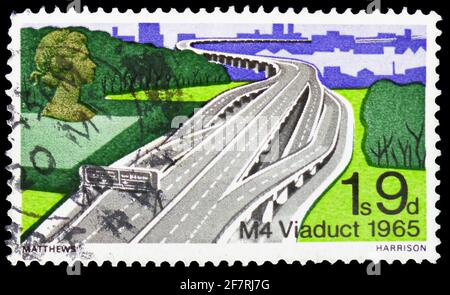 MOSKAU, RUSSLAND - 17. JANUAR 2021: Die in Großbritannien gedruckte Briefmarke zeigt M4 Viaduct, 1965, Bridges Serie, um 1968 Stockfoto