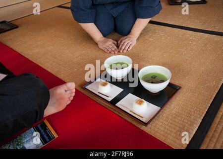 Horizontale Nahaufnahme der Teezeremonie im Nakajima-no-Ochaya Teehaus in den Hama-Rykyu Gärten, Chuo City, Tokio, Japan Stockfoto