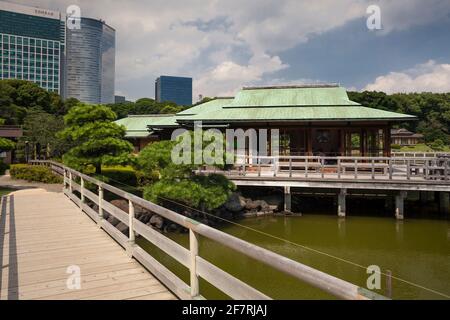 Horizontale Ansicht des Nakajima-no-Ochaya Teehauses am See in den Hama-Rykyu Gärten, Chuo City, Tokyo, Japan Stockfoto