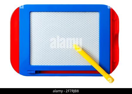 Kinder Lernspielzeug Konzept mit einem blauen und roten Spielzeug Magnetisches Zeichenbrett oder Polster mit isoliertem gelben Stift Auf weißem Hintergrund mit Kopierbereich Stockfoto