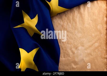 United Europe Konzept mit Nahaufnahme der gelben Sterne Auf blauem Hintergrund im EU-Emblem auf dem europäischen unionsflagge mit Kopieplatz auf Vintage Aged Stockfoto
