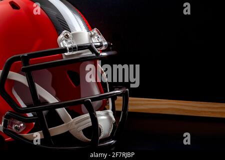 Taktisches Training, Planung eines harten Wettkampfes und Untersuchung des Konzeptes der Rivalen mit Nahaufnahme eines amerikanischen Fußballhelms neben einem BL Stockfoto