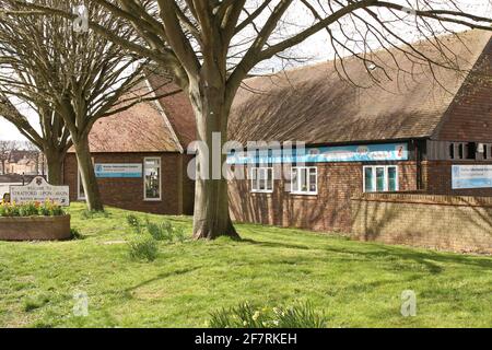 Stratford-upon-Avon Besucherinformationszentrum ohne Menschen in der Frühlingssonne. Stockfoto