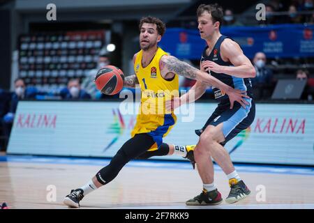 09-04-2021: Basketbal: BC Zenit Saint Petersburg / Maccabi Tel Aviv: Sint Petersburg SAINT PETERSBURG, RUSSLAND - 9. APRIL: Scottie Wilbekin von BC Maccabi Tel Aviv, Kevin Pangos von BC Zenit während des EuroLeague-Spiels der Turkish Airlines zwischen Zenit St. Petersburg und Maccabi Playtika Tel Aviv am 9. April 2021 im Ubileyny Sport Palace in Sankt Petersburg, Russland (Foto: ANATOLIY MEDVED/Orange PicBilder) Stockfoto