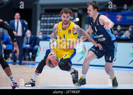 09-04-2021: Basketbal: BC Zenit Saint Petersburg / Maccabi Tel Aviv: Sint Petersburg SAINT PETERSBURG, RUSSLAND - 9. APRIL: Scottie Wilbekin von BC Maccabi Tel Aviv, Kevin Pangos von BC Zenit während des EuroLeague-Spiels der Turkish Airlines zwischen Zenit St. Petersburg und Maccabi Playtika Tel Aviv am 9. April 2021 im Ubileyny Sport Palace in Sankt Petersburg, Russland (Foto: ANATOLIY MEDVED/Orange PicBilder) Stockfoto