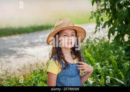 Schönes junges Mädchen in einem Strohhut Stockfoto