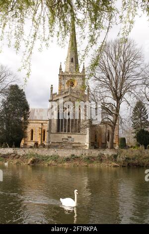 Holy Trininty Church, Stratford-upon-Avon, Warwickshire, Großbritannien, mit dem Fluss Avon im Foregrond. Der Ort des Grabes von Shakespeare. Stockfoto