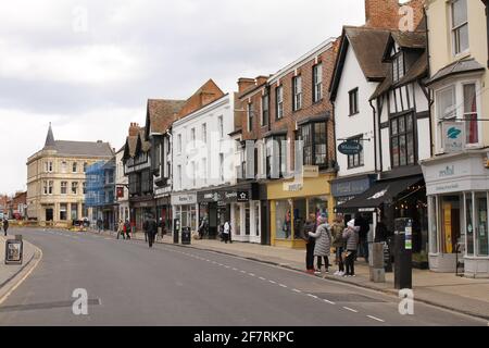 Stratford-upon-Avon High Street, für den Verkehr gesperrt, um eine soziale Distanzierung während der Pandemie-Sperrung zu ermöglichen, April 2021. Stockfoto