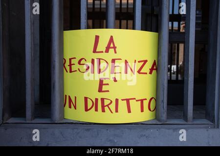 Rom, Italien. April 2021. Ein Transparent, das von Demonstranten am Eingang des Stadtregistrierungsbüros von Rom gezeigt wird (Foto: Matteo Nardone/Pacific Press/Sipa USA) Quelle: SIPA USA/Alamy Live News Stockfoto