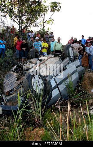 Eunapolis, bahia / brasilien - 12. juni 2008: Bei einem Autounfall auf der BR 101 ist in der Stadt Eunapolis eine Person tot. Stockfoto