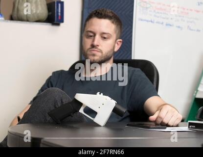 Austin, Texas, USA. August 2018. CODY WILSON, ein in Austin ansässiger 3D-Waffendesigner und Waffenaktivist, wird am 2. August 2018 in seinem ehemaligen Büro bei Defense Distributed, einem in Texas ansässigen Unternehmen, das Open Source-3D-Waffendesigns entwickelt und veröffentlicht, gezeigt. Trotz strafrechtlicher Probleme im Jahr 2018 ist Wilson immer noch im Geschäft und betreibt eine texanische Firma namens Ghost Gunner, Inc. Quelle: Bob Daemmrich/ZUMA Wire/Alamy Live News Stockfoto