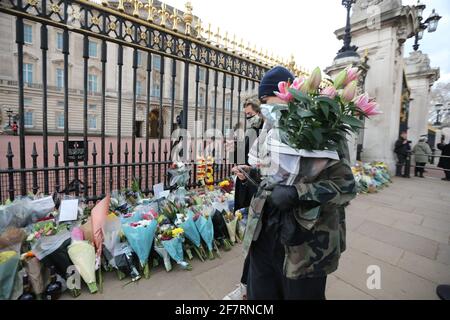 London, England, Großbritannien. April 2021. Blumen, die nach der offiziellen Ankündigung des Todes von Price Philip vor dem Buckingham Palace als Tribut gelegt wurden. Philip starb heute im Alter von 99 Jahren. Kredit: Tayfun Salci/ZUMA Wire/Alamy Live Nachrichten Stockfoto