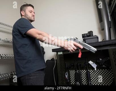 CODY WILSON, ein in Austin ansässiger 3D-Waffendesigner und Waffenaktivist, wird am 2. August 2018 in seinem ehemaligen Büro bei Defense Distributed, einem in Texas ansässigen Unternehmen, das Open Source-3D-Waffendesigns entwickelt und veröffentlicht, gezeigt. Trotz strafrechtlicher Probleme im Jahr 2018 ist Wilson noch immer im Geschäft mit einem texanischen Unternehmen namens Ghost Gunner, Inc Stockfoto