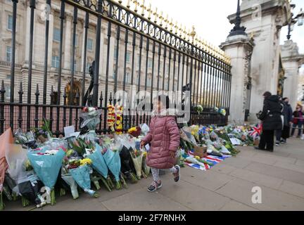 London, England, Großbritannien. April 2021. Blumen, die nach der offiziellen Ankündigung des Todes von Price Philip vor dem Buckingham Palace als Tribut gelegt wurden. Philip starb heute im Alter von 99 Jahren. Kredit: Tayfun Salci/ZUMA Wire/Alamy Live Nachrichten Stockfoto