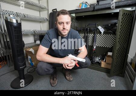 CODY WILSON, ein in Austin ansässiger 3D-Waffendesigner und Waffenaktivist, wird am 2. August 2018 in seinem ehemaligen Büro bei Defense Distributed, einem in Texas ansässigen Unternehmen, das Open Source-3D-Waffendesigns entwickelt und veröffentlicht, gezeigt. Trotz strafrechtlicher Probleme im Jahr 2018 ist Wilson noch immer im Geschäft mit einem texanischen Unternehmen namens Ghost Gunner, Inc Stockfoto