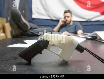 Austin, Texas, USA. August 2018. CODY WILSON, ein in Austin ansässiger 3D-Waffendesigner und Waffenaktivist, wird am 2. August 2018 in seinem ehemaligen Büro bei Defense Distributed, einem in Texas ansässigen Unternehmen, das Open Source-3D-Waffendesigns entwickelt und veröffentlicht, gezeigt. Trotz strafrechtlicher Probleme im Jahr 2018 ist Wilson immer noch im Geschäft und betreibt eine texanische Firma namens Ghost Gunner, Inc. Quelle: Bob Daemmrich/ZUMA Wire/Alamy Live News Stockfoto