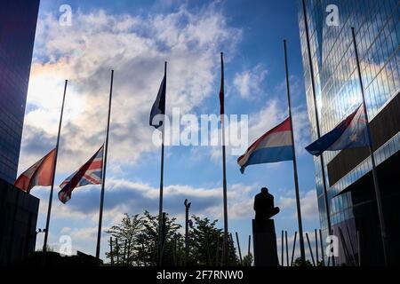Madrid, Madrid, Spanien. April 2021. Die Union Jack Flagge, Kanada, die Niederlande und die australische Flagge fliegen auf halber Mast über Großbritannien Spanien Botschaft für Prinz Philip, Herzog von Edinburgh, stirbt am 9. April 2021 um 99 Uhr in Windsor Castle in Madrid, Spanien Credit: Jack Abuin/ZUMA Wire/Alamy Live News Stockfoto