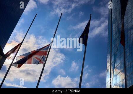 Madrid, Madrid, Spanien. April 2021. Die Union Jack Flagge, Kanada, die Niederlande und die australische Flagge fliegen auf halber Mast über Großbritannien Spanien Botschaft für Prinz Philip, Herzog von Edinburgh, stirbt am 9. April 2021 um 99 Uhr in Windsor Castle in Madrid, Spanien Credit: Jack Abuin/ZUMA Wire/Alamy Live News Stockfoto
