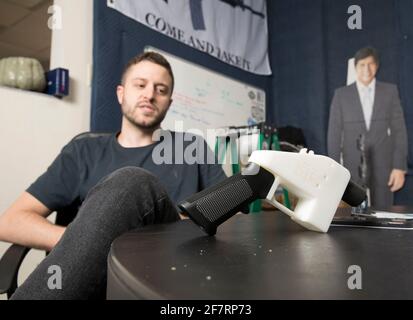 Austin, Texas, USA. August 2018. CODY WILSON, ein in Austin ansässiger 3D-Waffendesigner und Waffenaktivist, wird am 2. August 2018 in seinem ehemaligen Büro bei Defense Distributed, einem in Texas ansässigen Unternehmen, das Open Source-3D-Waffendesigns entwickelt und veröffentlicht, gezeigt. Trotz strafrechtlicher Probleme im Jahr 2018 ist Wilson immer noch im Geschäft und betreibt eine texanische Firma namens Ghost Gunner, Inc. Quelle: Bob Daemmrich/ZUMA Wire/Alamy Live News Stockfoto