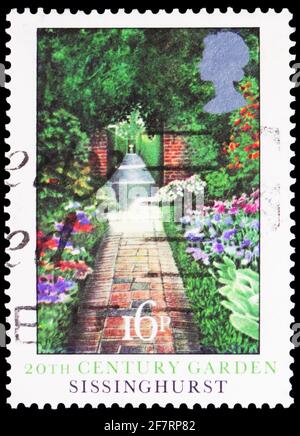 MOSKAU, RUSSLAND - 17. JANUAR 2021: Die in Großbritannien gedruckte Briefmarke zeigt Sissinghurst Garden, British Gardens Serie, um 1983 Stockfoto