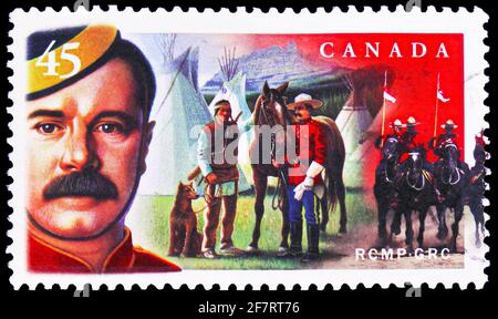 MOSKAU, RUSSLAND - 17. JANUAR 2021: Die in Kanada gedruckte Briefmarke zeigt das Porträt eines Offiziers in der North West Mounted Police, Royal Canadian Mount Stockfoto