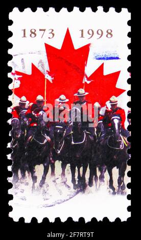 MOSKAU, RUSSLAND - 17. JANUAR 2021: Die in Kanada gedruckte Briefmarke zeigt die Royal Canadian Mounted Police, 1873-1998, Serie, um 1998 Stockfoto