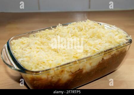 Cottage Pie mit Käse vorbereitet und bereit zum Backen Der Backofen auf einer Küchenunterseite Stockfoto