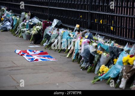 London, England, Großbritannien - 9. April 2021: Blumenauflegung für Prinz Philip, Herzog von Edinburgh, am Buckingham Palace Tor Credit: Loredana Sangiuliano / Alamy Live News Stockfoto