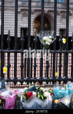 London, England, Großbritannien - 9. April 2021: Blumenauflegung für Prinz Philip, Herzog von Edinburgh, am Buckingham Palace Tor Credit: Loredana Sangiuliano / Alamy Live News Stockfoto