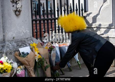 London, England, Großbritannien - 9. April 2021: Blumenauflegung für Prinz Philip, Herzog von Edinburgh, am Buckingham Palace Tor Credit: Loredana Sangiuliano / Alamy Live News Stockfoto