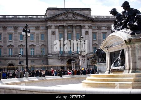 London, England, Großbritannien - 9. April 2021: Blumenauflegung für Prinz Philip, Herzog von Edinburgh, am Buckingham Palace Tor Credit: Loredana Sangiuliano / Alamy Live News Stockfoto