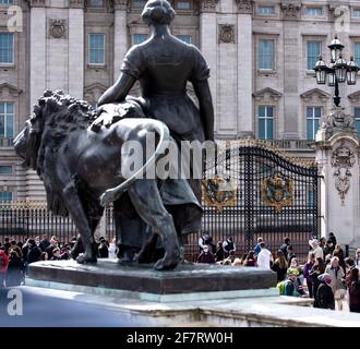 London, England, Großbritannien - 9. April 2021: Blumenauflegung für Prinz Philip, Herzog von Edinburgh, am Buckingham Palace Tor Credit: Loredana Sangiuliano / Alamy Live News Stockfoto