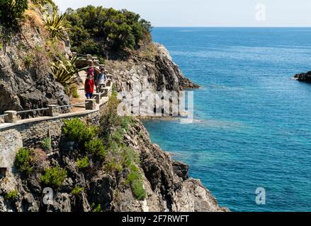 Monterosso, Ligurien, Italien, Juni 2020. La Via dell'amore Panoramapfad, der die Cinque Terre verbindet: Eine erstaunliche Ecke der Küste mit kristallklarem Wasser Stockfoto