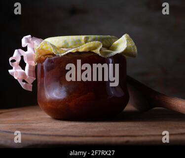Guava Marmelade in einem Glas, dunkler Hintergrund Stockfoto
