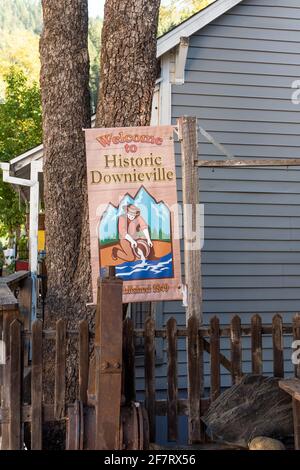 Willkommen im Downieville-Schild, das an einem Laternenpfosten auf der Hauptstraße hängt und goldene Blätter im Hintergrund zeigt. Downieville wurde 1849 gegründet Stockfoto