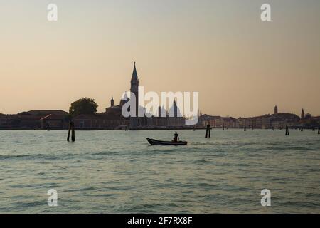 Annäherung an Venedig in Italien in der Abenddämmerung mit dem Vaporetto oder Wasserbus. Stockfoto