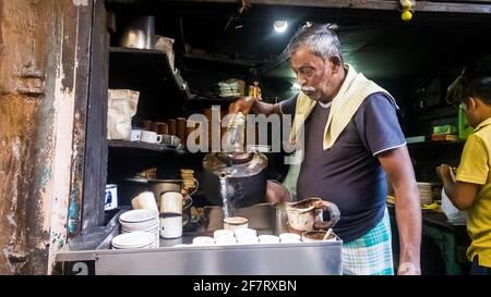 Kolkata, Westbengalen, Indien - 2018. Januar: Ein älterer Inder goss Tee im historischen Chitto Babur Teestube in der Dacres Lane Gegend der Ci Stockfoto