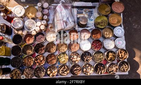 Kalkutta, Westbengalen, Indien - Januar 2018: Eine große Auswahl an Gewürzen wird an einem Straßenrand-Straßenstand in der Stadt Kalkutta verkauft. Stockfoto