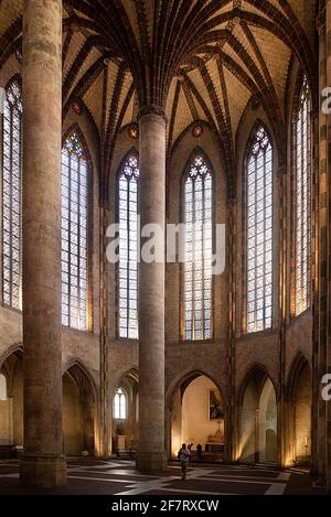 Toulouse, Österreich, Frankreich; 22. Juli 2018: Innenansicht der zentralen Säule und der Buntglasfenster des Klosters der Jakobiner Stockfoto