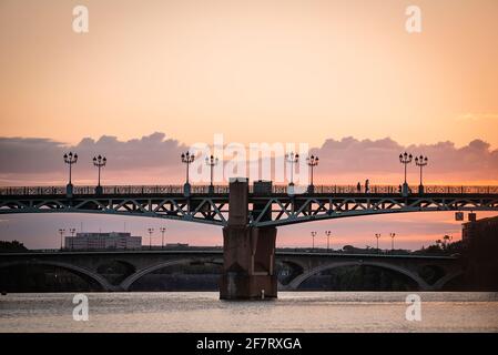 Toulouse, Österreich, Frankreich; 22. Juli 2018: Saint-Pierre-Brücke über den Fluss Garonne bei Sonnenuntergang Stockfoto
