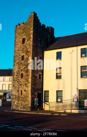 9. April 2021 das restaurierte, aus Stein gebaute Tower House aus dem 17. Jahrhundert in Bangor County in Nordirland wird jetzt als Touristeninformationszentrum genutzt. Stockfoto