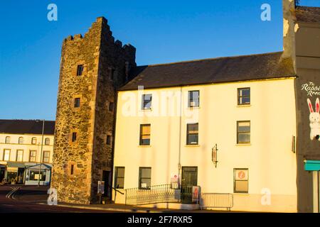 9. April 2021 das restaurierte, aus Stein gebaute Tower House aus dem 17. Jahrhundert in Bangor County in Nordirland wird jetzt als Touristeninformationszentrum genutzt. Stockfoto