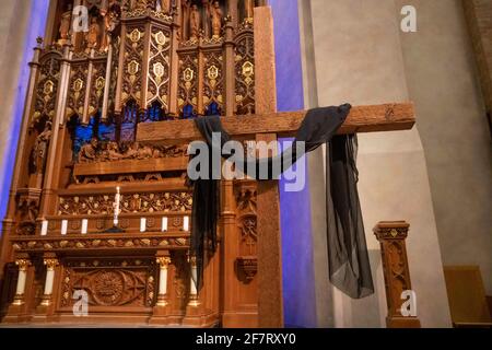 Der Altar in der Lutherischen Kirche Saint Martin in Austin, TX, einer Tochtergesellschaft der Evangelisch-Lutherischen Kirche von Amerika (ELCA), ist mit düsteren Farben für den Tenebrae-Dienst dekoriert, der während der Karwoche online gesendet wird. Tenebrae, lateinisch für Schatten oder Dunkelheit, zeichnet sich durch das allmähliche Löschen von Kerzen aus, die das Leiden und den Tod Jesu bedeuten. ©Bob Daemmrich Stockfoto