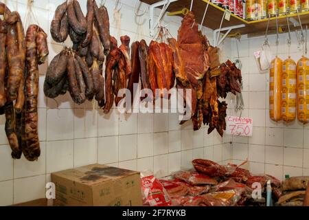 salvador, bahia / brasilien - 17. august 2006: In der Stadt Salvador wird eine Metzgerei mit getrocknetem und geräuchertem Fleisch verkauft. *** Ortsüberschrift *** Stockfoto
