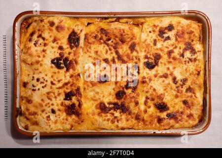 Lasagne alla Bolognese, gebacken mit Fleisch Ragu auf einem weißen Teller, serviert als Whole Family Style Stockfoto