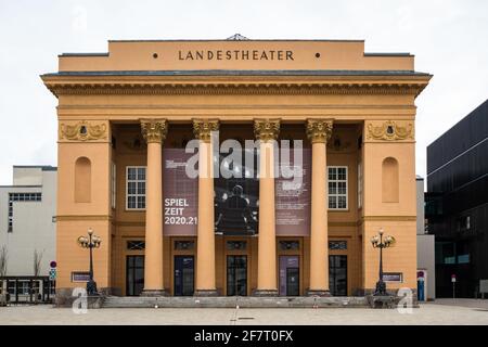 Innsbruck, Tirol, Österreich - Februar 8 2021: Tiroler Landestheater Innsbruck oder Tiroler Landestheater, Haupthauseingang oder Fassade im Alten T Stockfoto