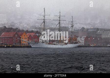 Volltakelschiff Christian Radich (Baujahr 1937) im Schneesturm. Am Bryggen Kai, im alten Hafen von Bergen, Norwegen. Stockfoto