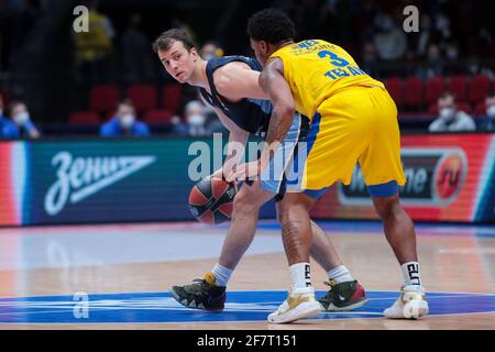 09-04-2021: Basketbal: BC Zenit Saint Petersburg / Maccabi Tel Aviv: Sint Petersburg SAINT PETERSBURG, RUSSLAND - 9. APRIL: Kevin Pangos von BC Zenit, Chris Jones von BC Maccabi Tel Aviv während des EuroLeague-Spiels der Turkish Airlines zwischen Zenit St. Petersburg und Maccabi Playtika Tel Aviv am 9. April 2021 im Ubileyny Sport Palace in Sankt Petersburg, Russland (Foto: Anatoly Medved/Orange Picches) Stockfoto