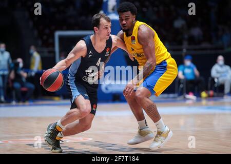 09-04-2021: Basketbal: BC Zenit Saint Petersburg / Maccabi Tel Aviv: Sint Petersburg SAINT PETERSBURG, RUSSLAND - 9. APRIL: Kevin Pangos von BC Zenit, Chris Jones von BC Maccabi Tel Aviv während des EuroLeague-Spiels der Turkish Airlines zwischen Zenit St. Petersburg und Maccabi Playtika Tel Aviv am 9. April 2021 im Ubileyny Sport Palace in Sankt Petersburg, Russland (Foto: Anatoly Medved/Orange Picches) Stockfoto